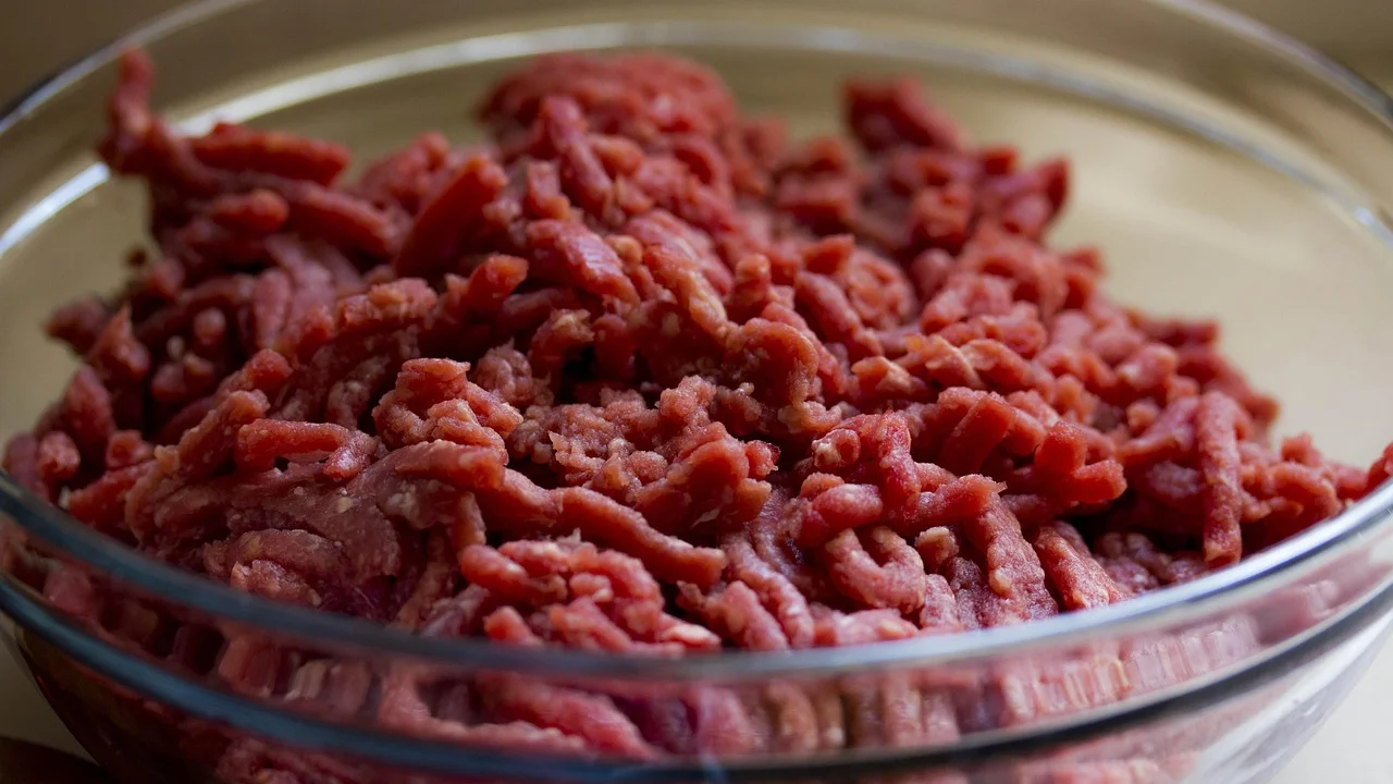 Marmitas organizadas com arroz, legumes e proteína em recipientes vedados.