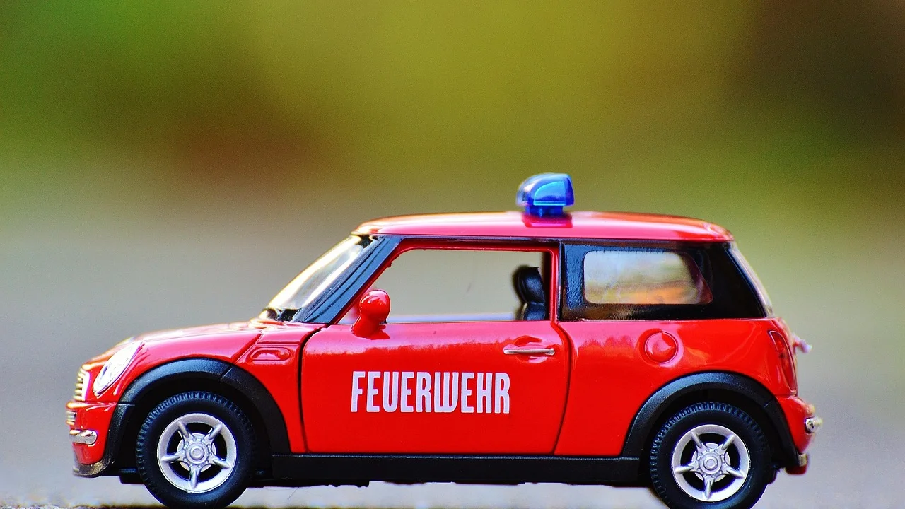 Kit de emergência organizado no porta-malas do carro