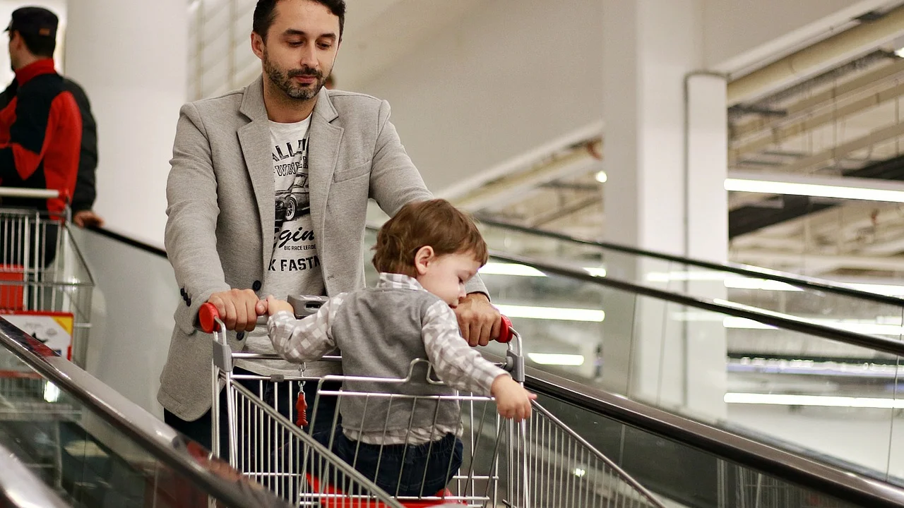 Família conversando sobre prioridades financeiras em casa