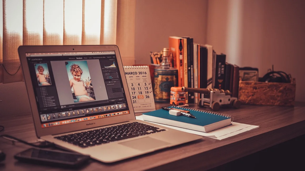 Monitor amplo melhora a visualização de documentos e planilhas.