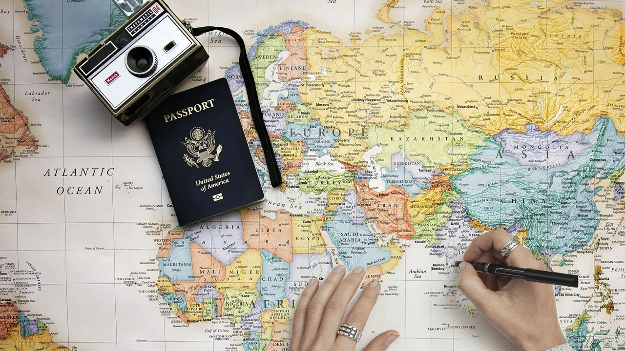 Pessoa revisando um roteiro de viagem antes de fazer as malas.