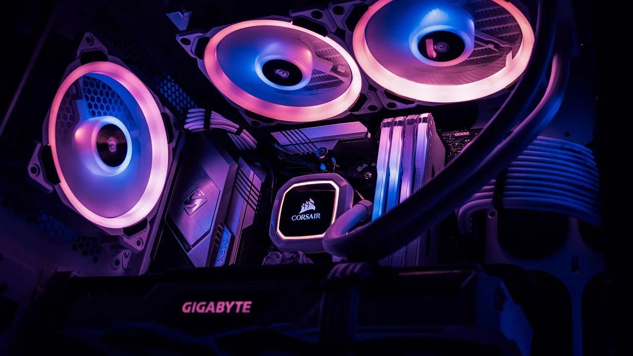Monitor, teclado e mouse em um setup simples