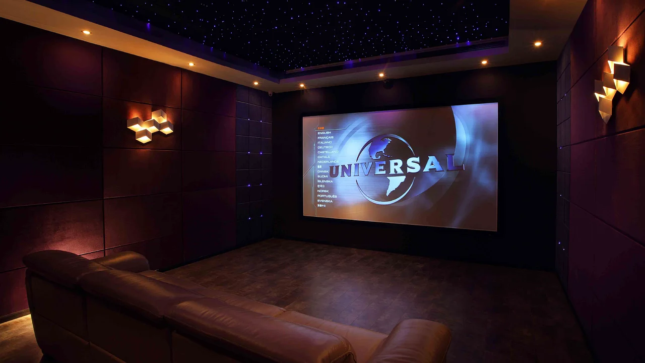 Sala aconchegante preparada para uma sessão de filmes em casa