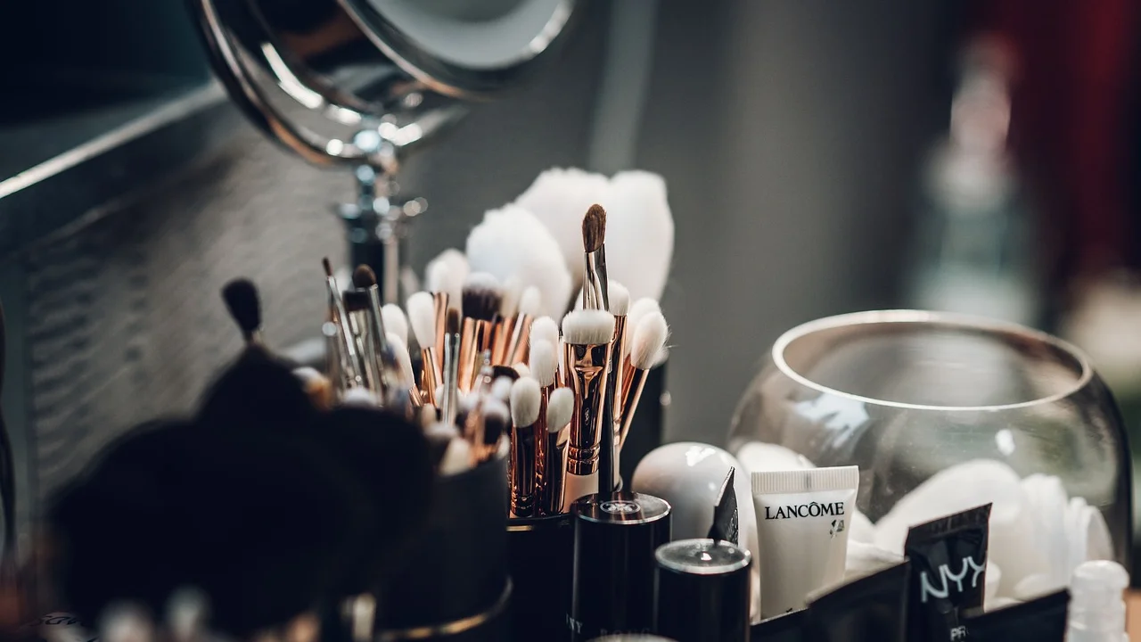 Produtos básicos para uma rotina facial prática no dia a dia.