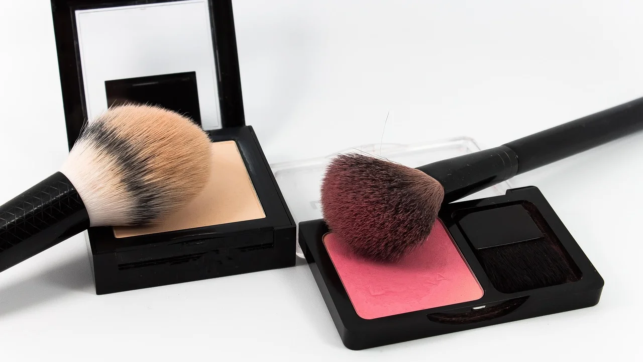 Organização simples de produtos para limpeza e hidratação.