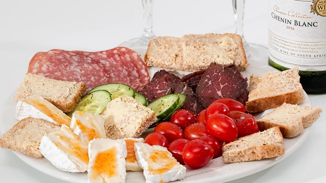 Potes com geleia e azeitonas ajudam a organizar alimentos úmidos