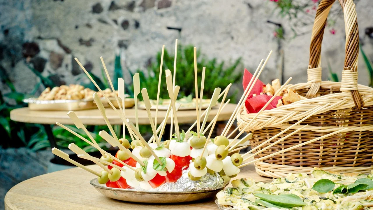 Frutas frescas e castanhas acrescentam cor e textura à tábua