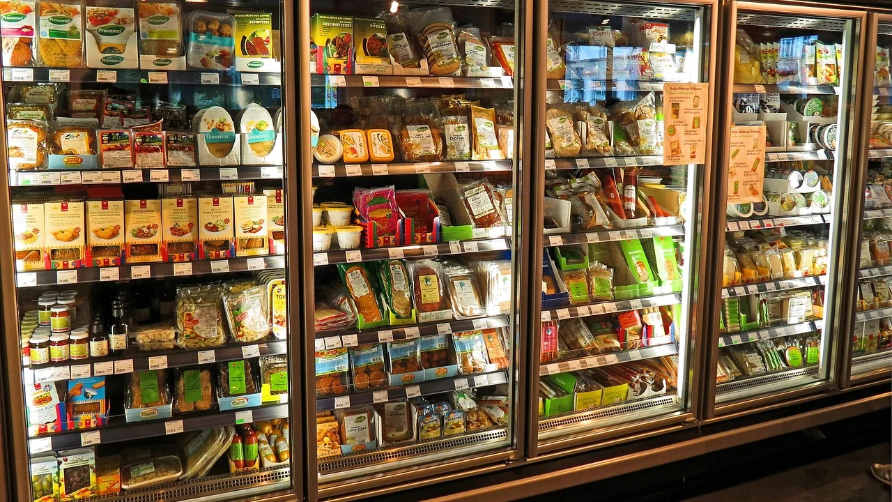 Geladeira organizada com alimentos separados por tipo e prioridade de uso.