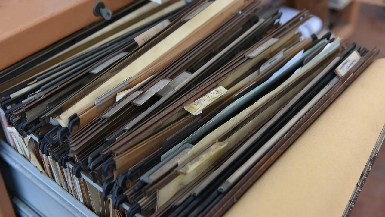 Separação de contas e contratos em uma mesa organizada.