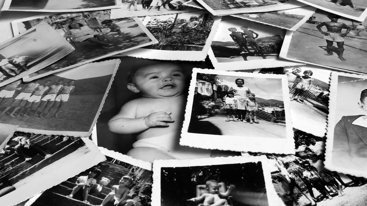 Fotos organizadas em envelopes identificados por período e evento.