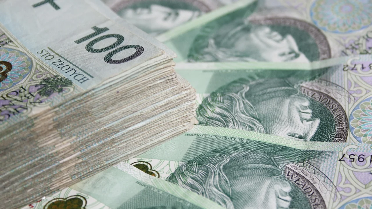 Caderno financeiro e calculadora apoiam o planejamento empresarial.
