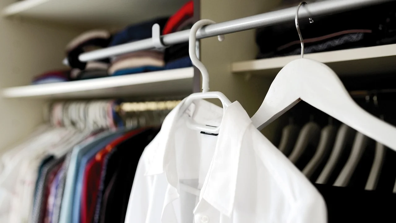 Guarda-roupa organizado com roupas separadas por categorias.