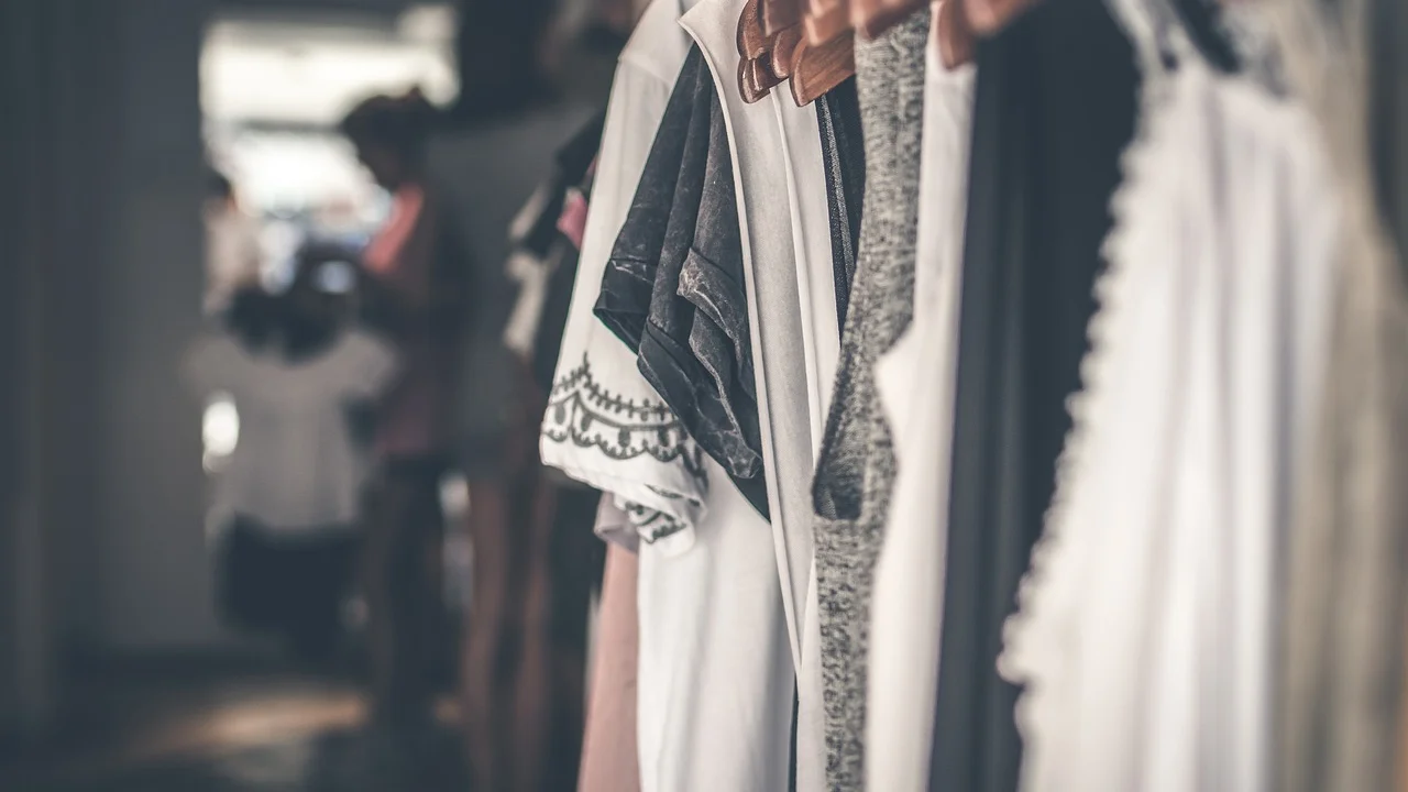Camisetas dobradas verticalmente em uma gaveta organizada.