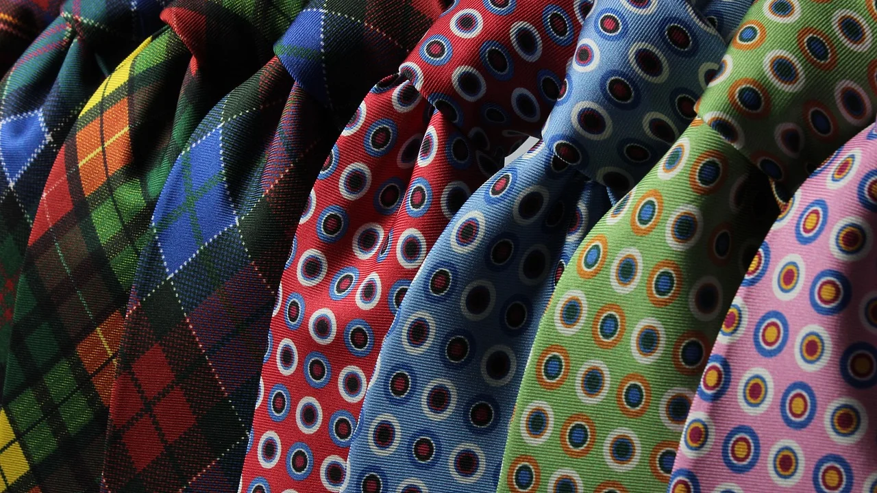 Cabideiro com camisas, vestidos e casacos bem distribuídos.