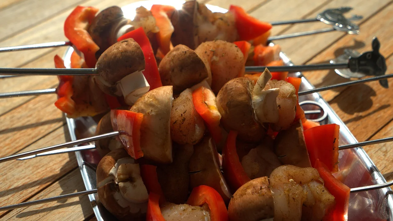 Carnes e legumes separados antes de irem para a grelha.