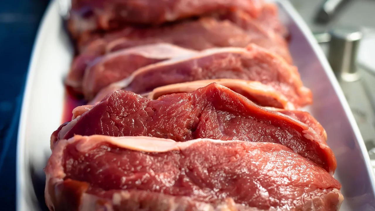 Utensílios separados reduzem riscos no preparo dos alimentos.