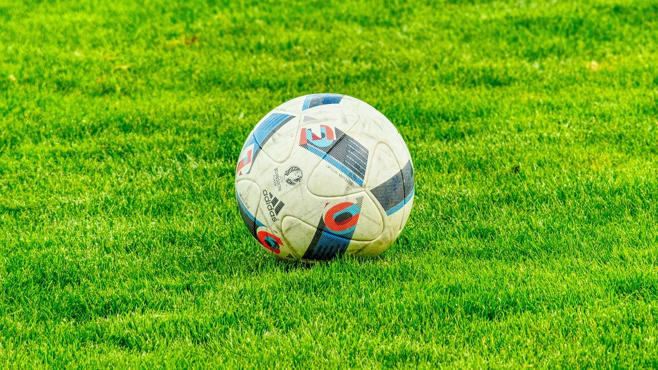 Coletes e bola preparados para jogo em quadra society