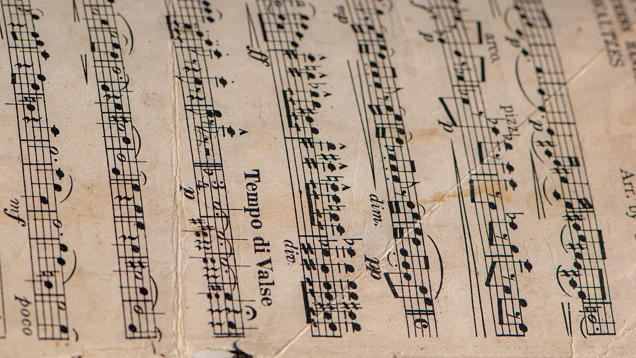 Tela de player musical exibindo capas de álbuns e playlists.