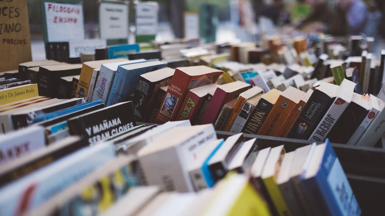 Livros apoiados verticalmente com aparadores firmes.