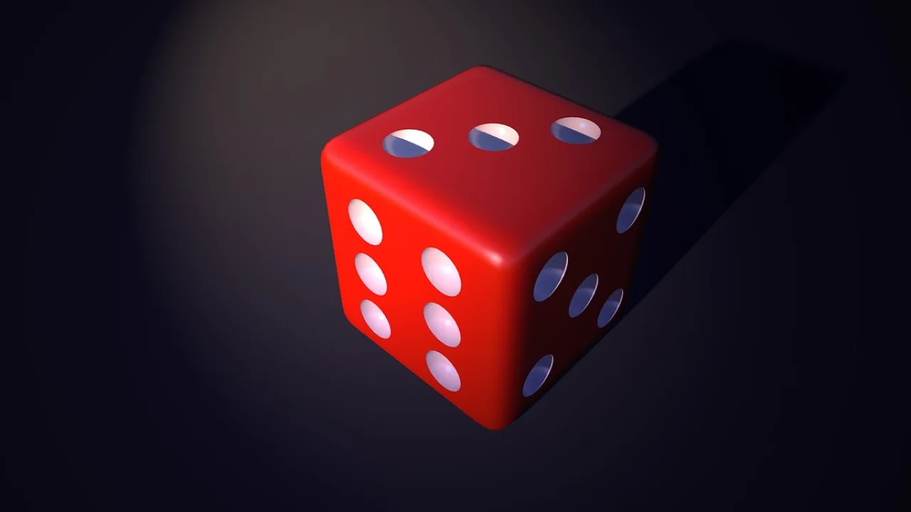 Petiscos e bebidas posicionados em uma mesa auxiliar ao jogo.