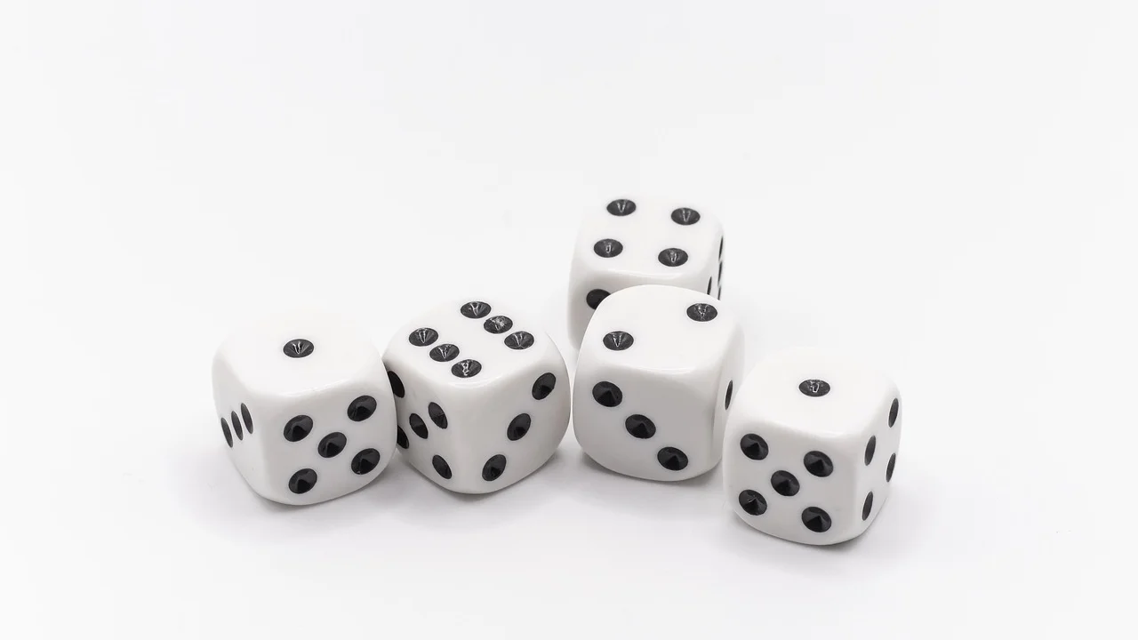 Participantes aprendendo regras de um jogo de tabuleiro novo.