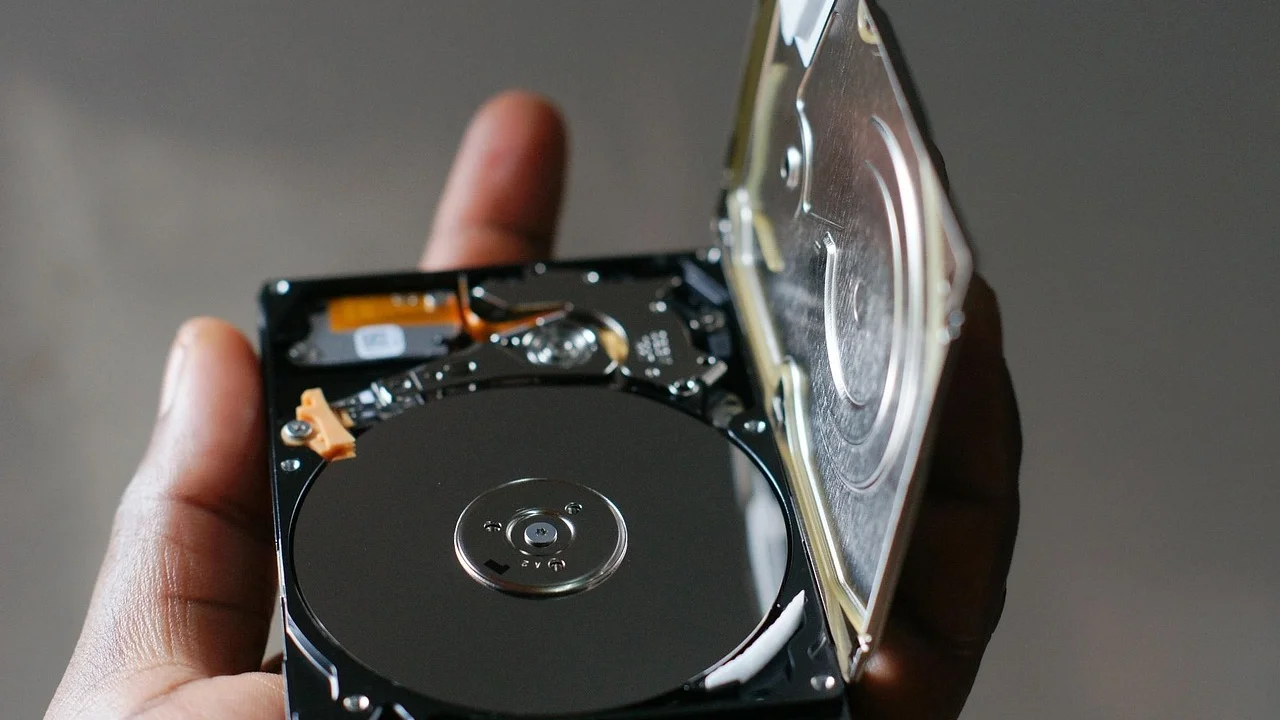 SSD instalado em notebook para ampliar o armazenamento.