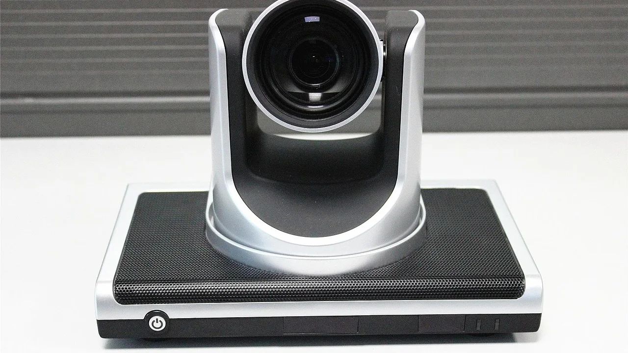 Fone de ouvido usado para reduzir eco durante a reunião