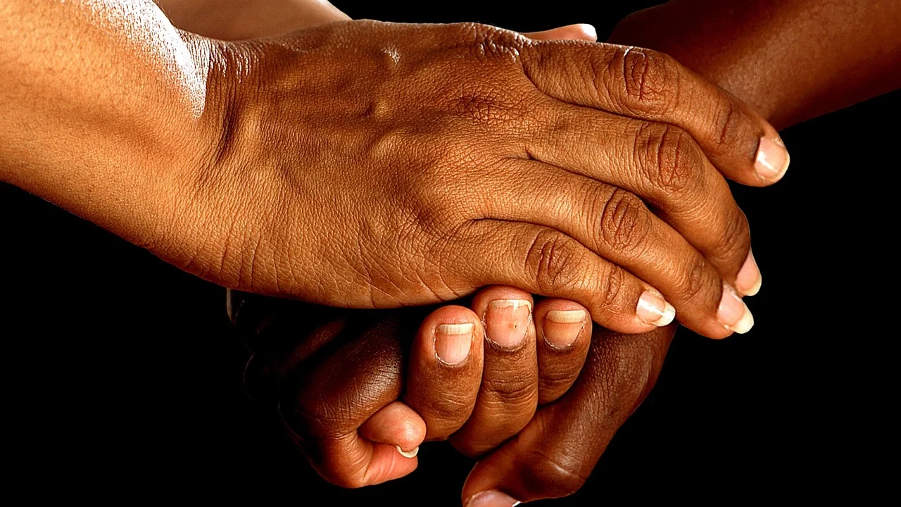 Duas pessoas conversam diante de um caderno com anotações