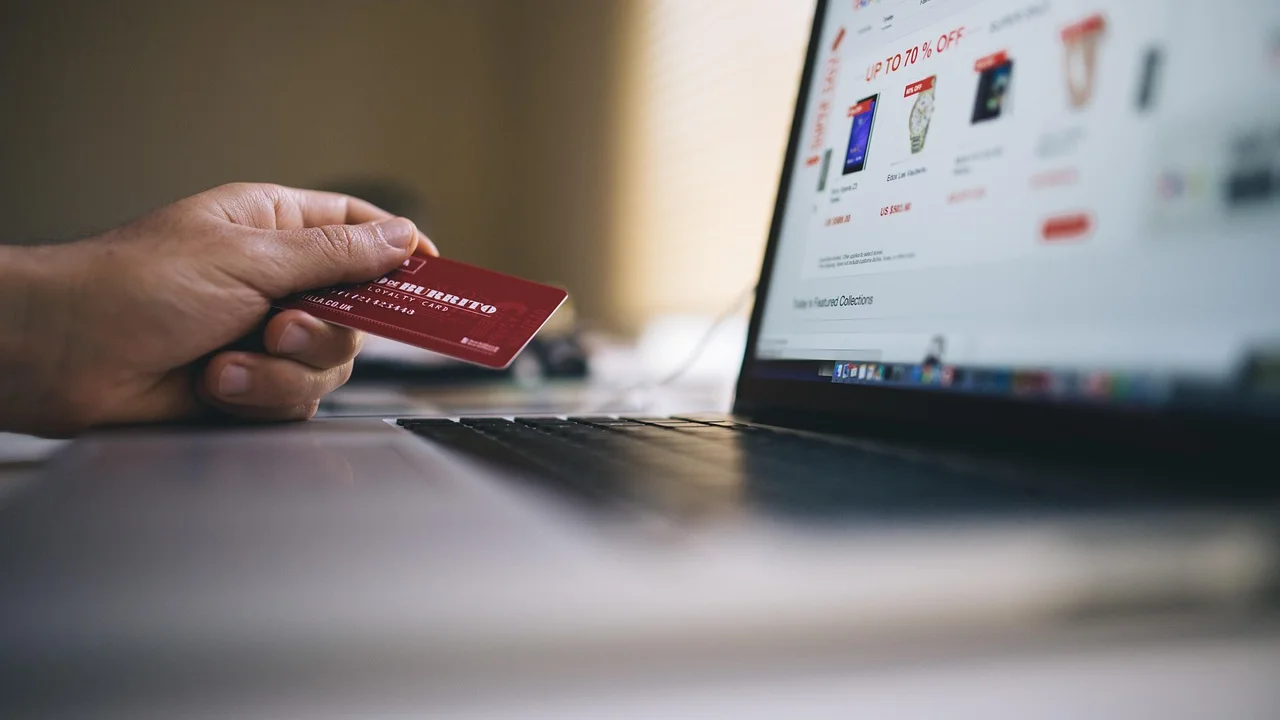 Tela de atendimento online com protocolo de solicitação aberto.