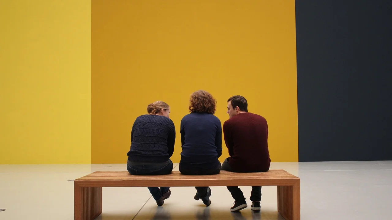 Mãos ajustando um quadro para deixá-lo nivelado