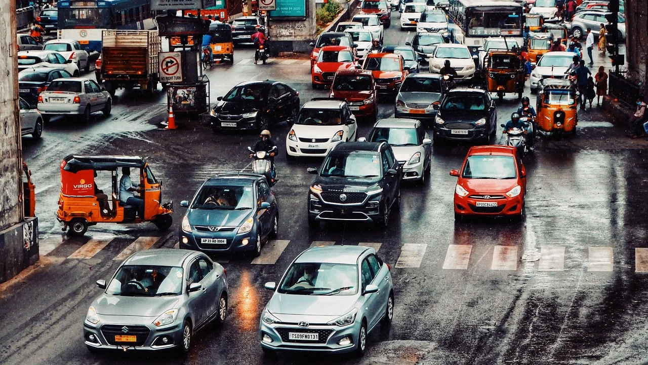Pilotagem na chuva exige velocidade menor e comandos suaves.