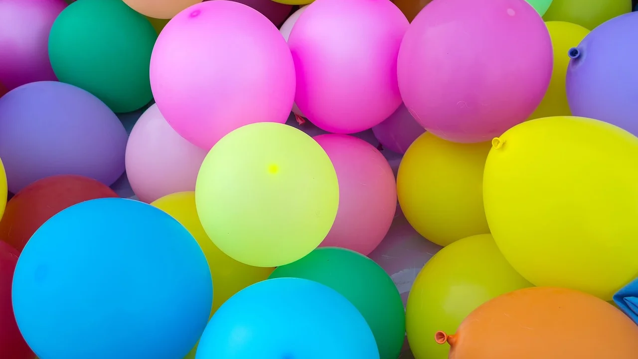 Lanches, frutas e bebidas organizados para uma festa infantil à tarde.