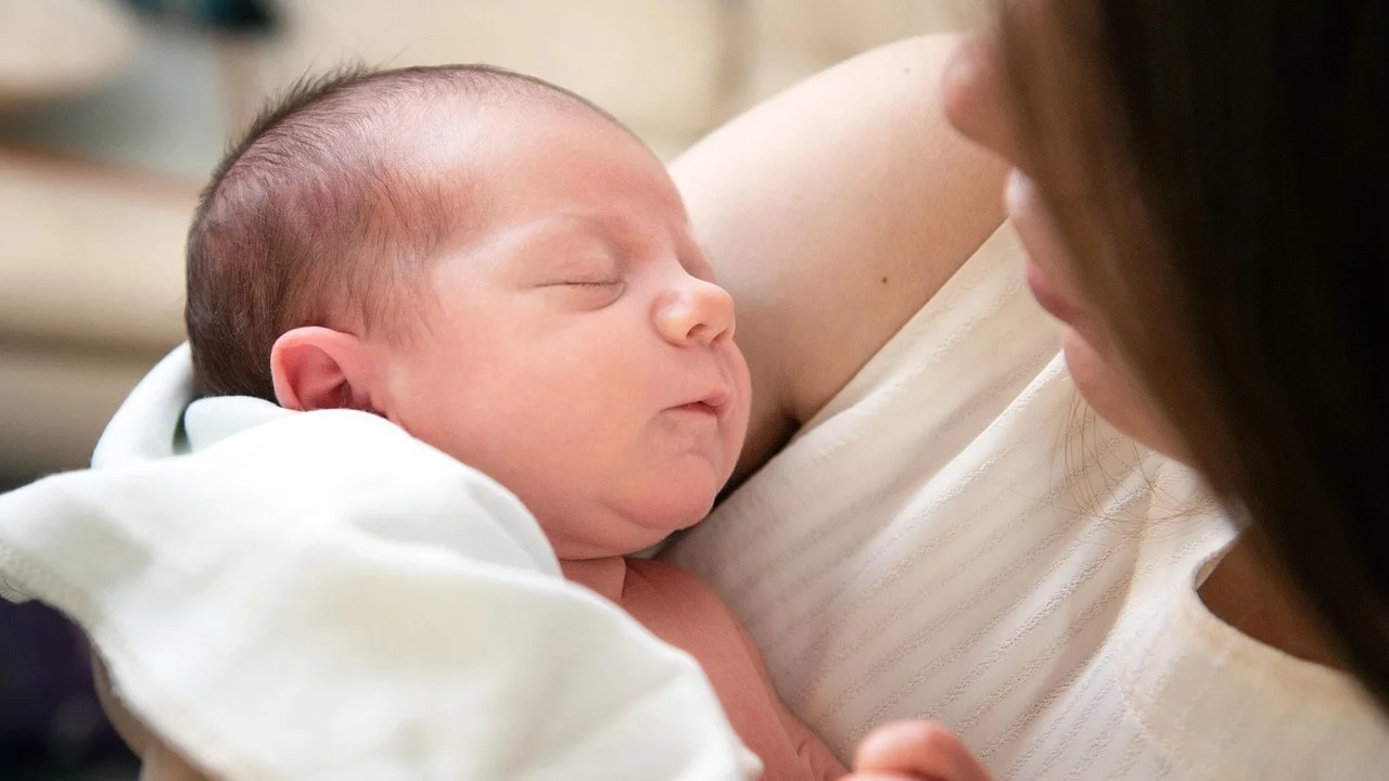 Adulto preparando um espaço seguro para o bebê dormir