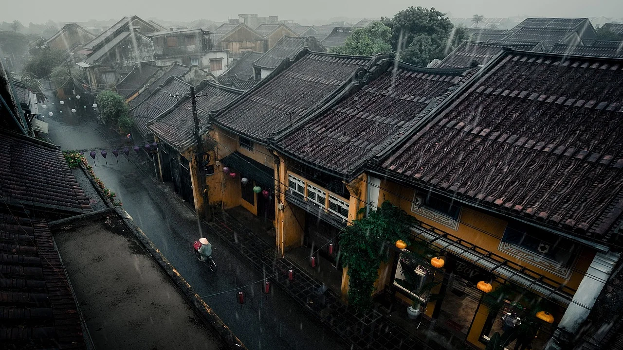 Calhas limpas ajudam a conduzir a água da chuva com segurança.