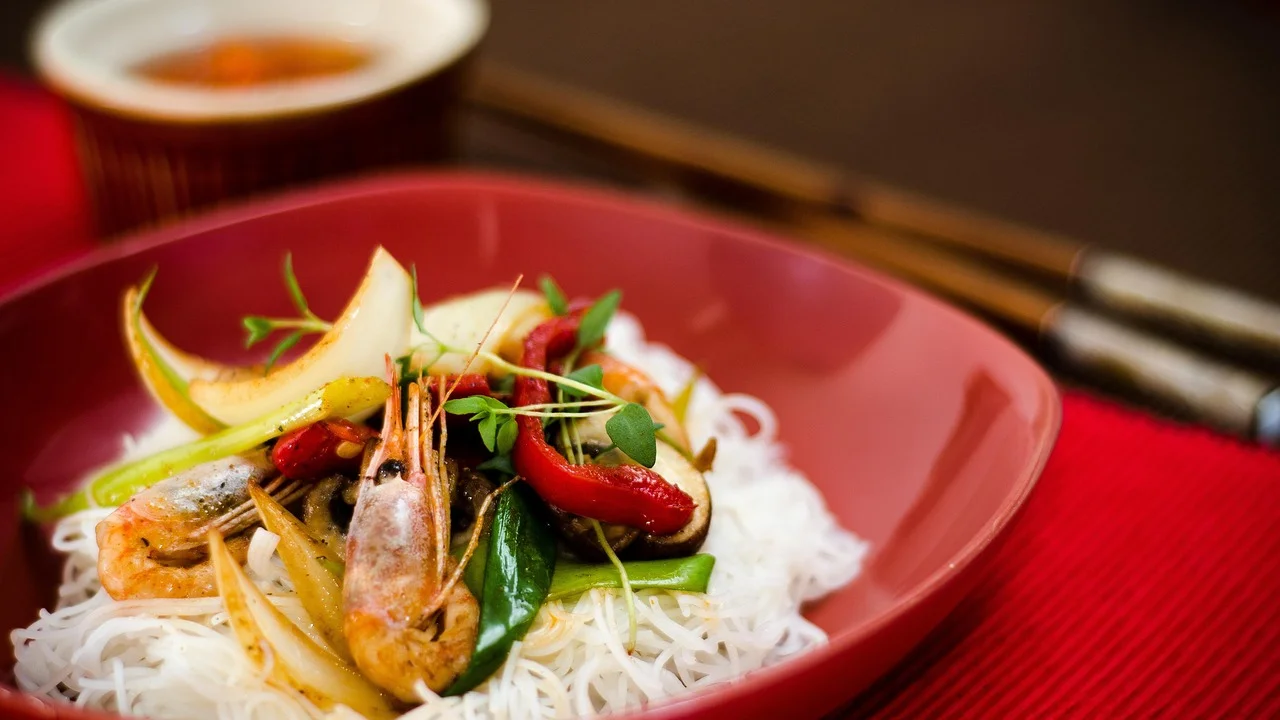 Grãos de arroz sendo preparados com água quente