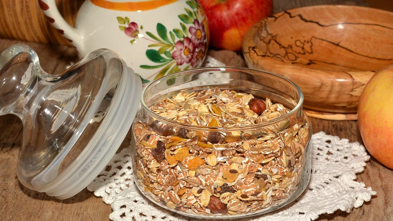Café da manhã com frutas, aveia e iogurte em uma mesa clara.
