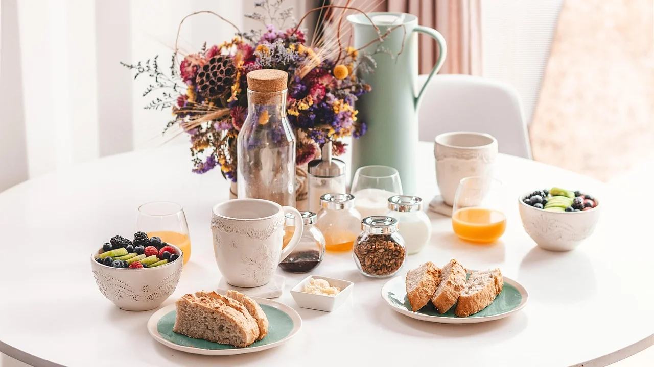 Aveia preparada com frutas é uma alternativa rápida para levar.