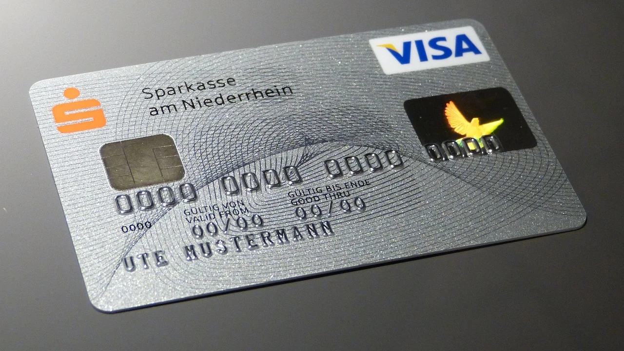 Cartão de crédito usado com cuidado em uma compra online