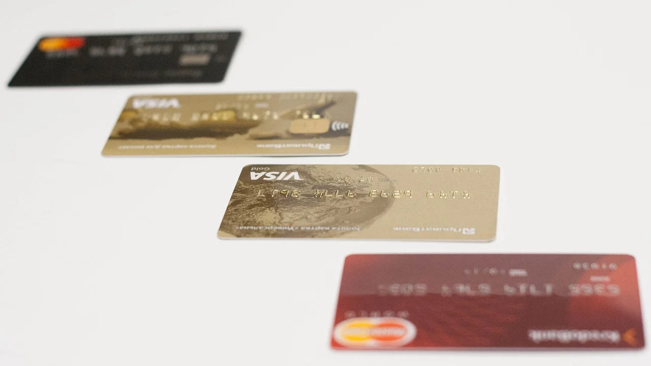 Cartão virtual e aplicativo bancário em um celular