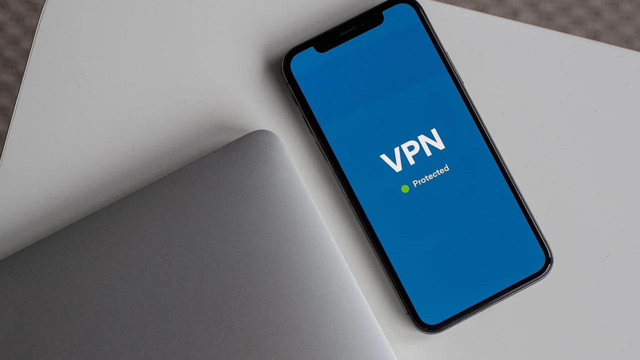 Uso cuidadoso do celular em rede Wi-Fi pública.