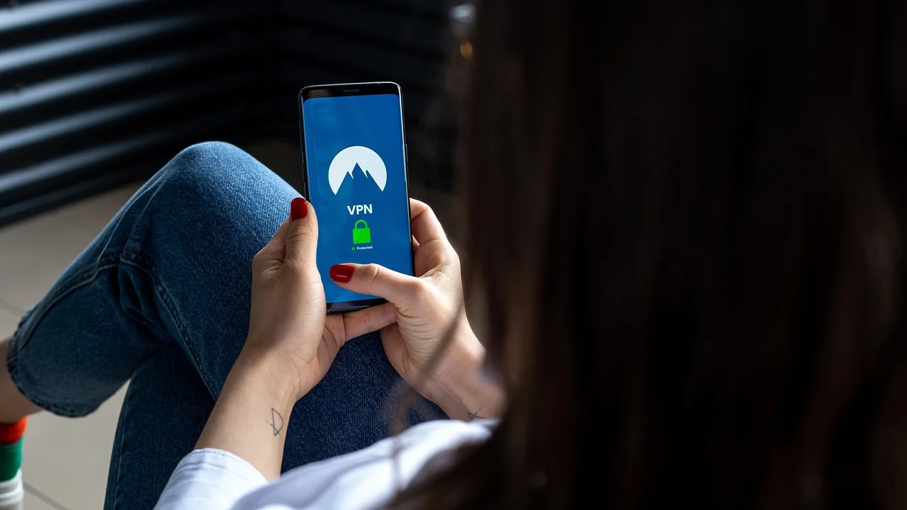Tela de smartphone com opções de privacidade e segurança.