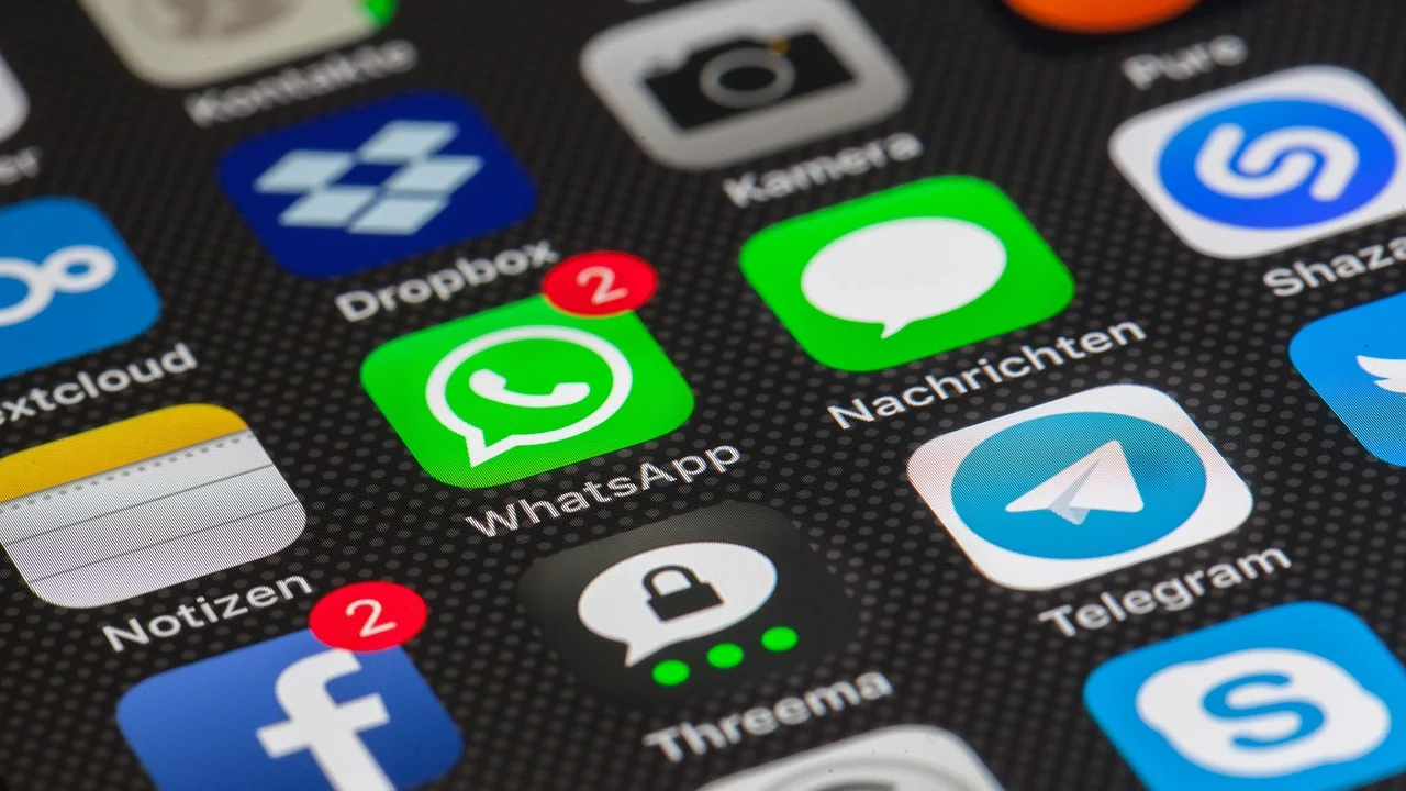 Tela de rede social com alerta de conta falsa