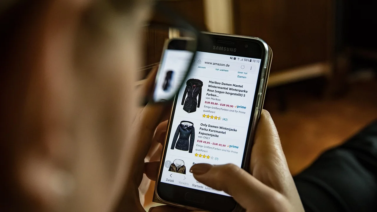 Consumidora verifica o endereço de uma loja antes de comprar