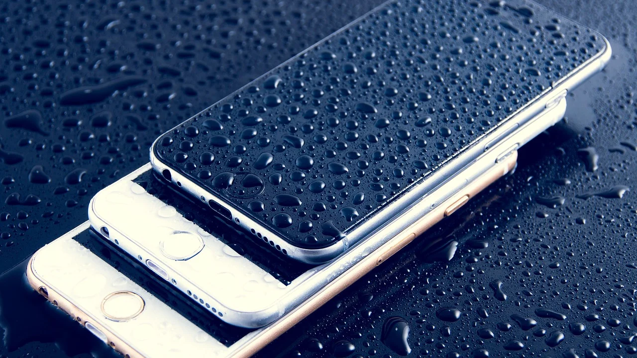 Técnico avaliando componentes internos de um smartphone