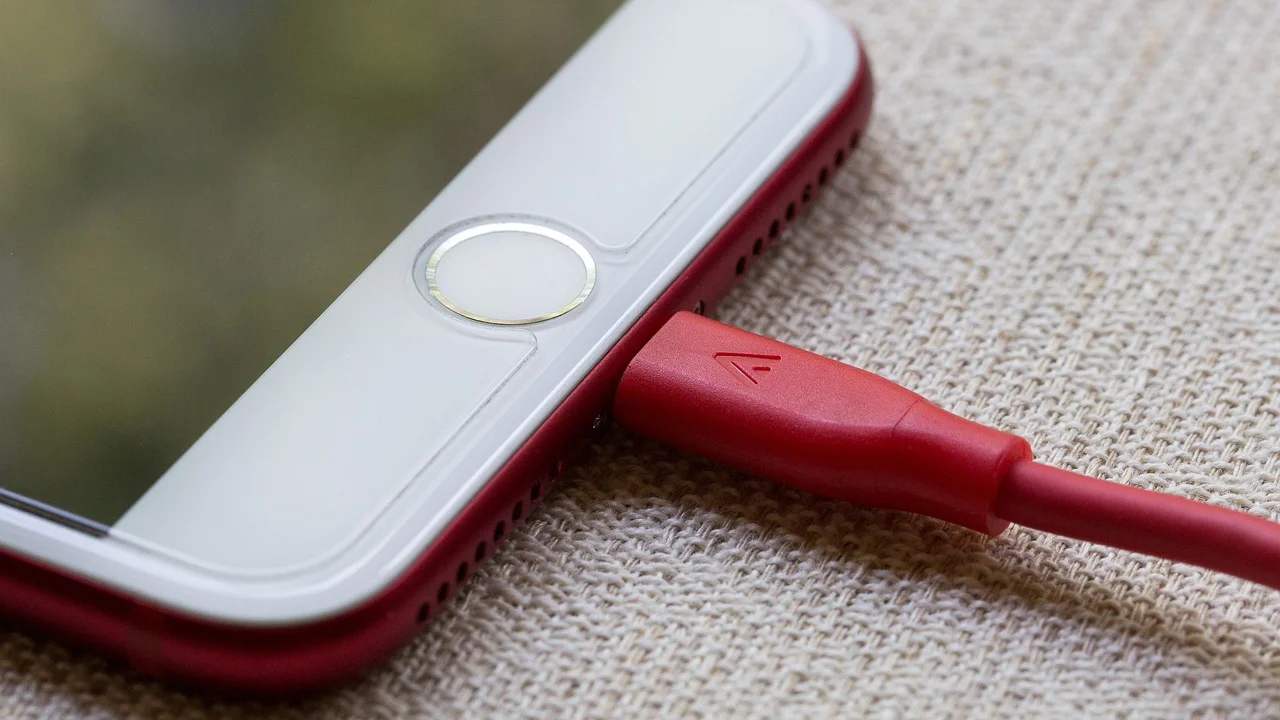Detalhe da porta USB de um smartphone.