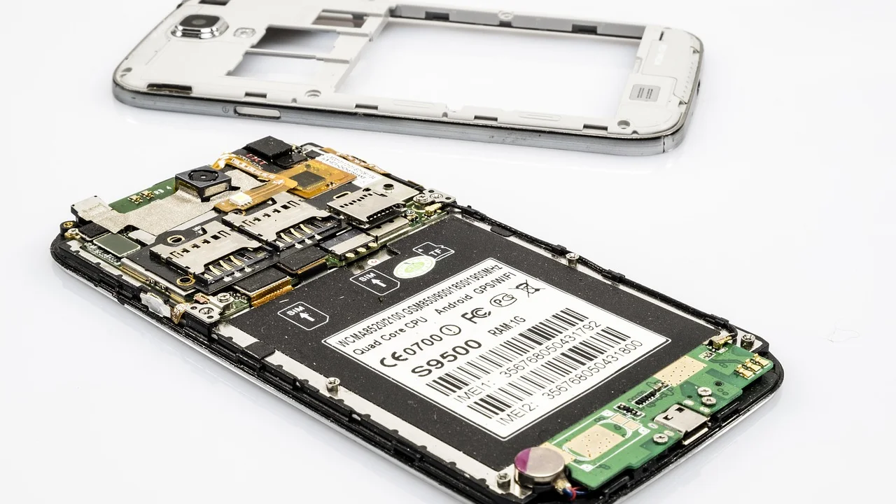 Smartphone exibindo tela de reinicialização durante diagnóstico