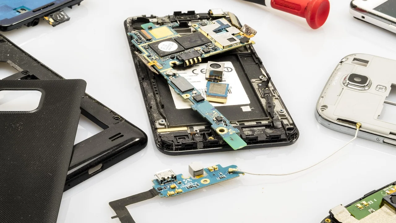 Usuário verificando o armazenamento interno do celular