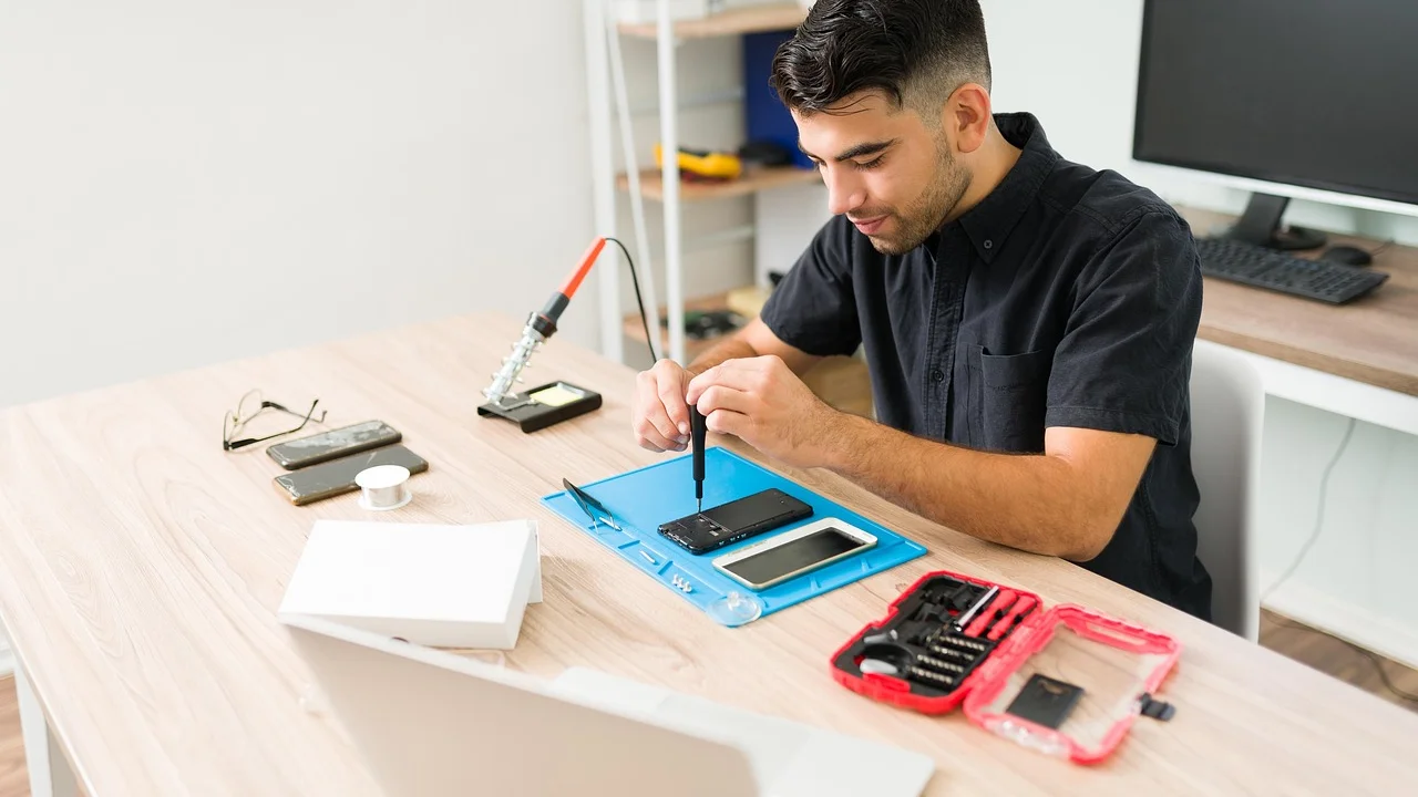 Técnico avaliando um smartphone aberto em bancada