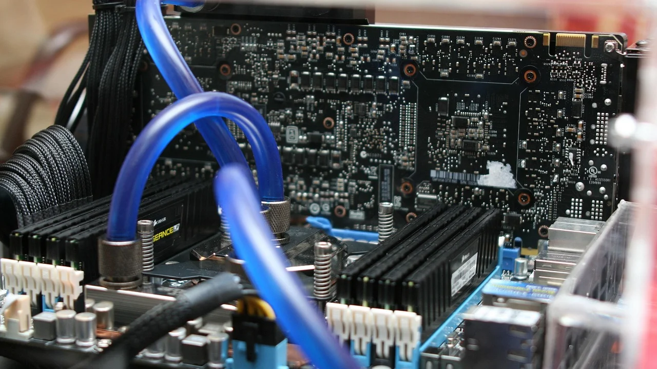 Notebook elevado sobre suporte em mesa com boa ventilação.