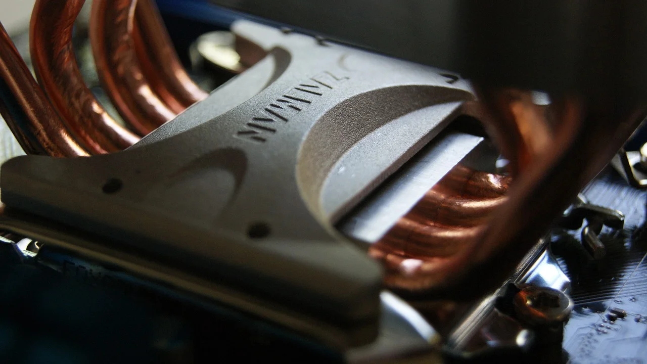 Técnico realiza manutenção no sistema de refrigeração de um notebook.